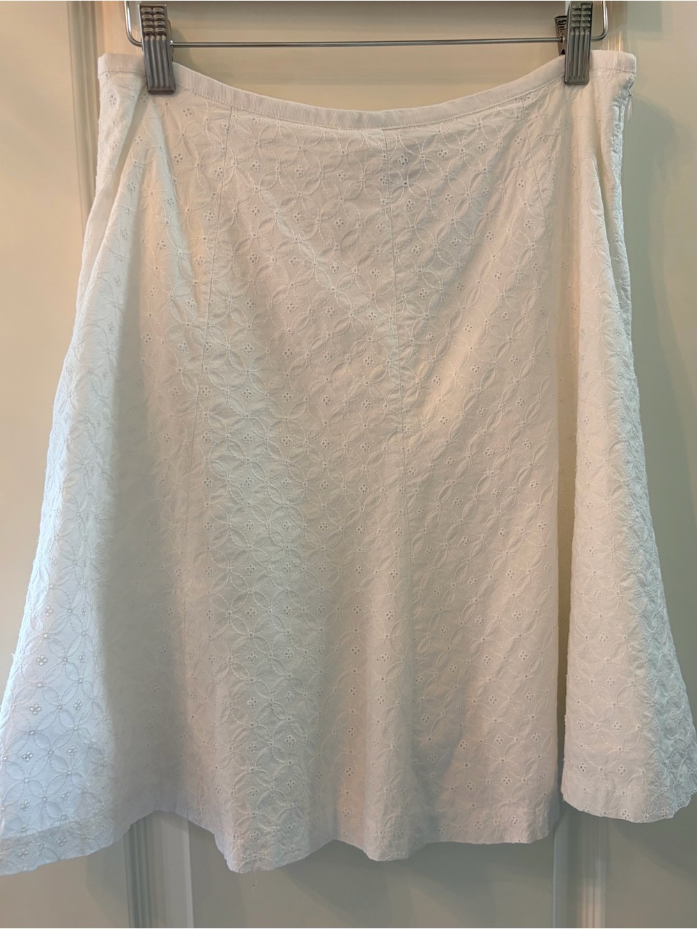 GAP White Eyelet Skirt with Floral Embroideryr